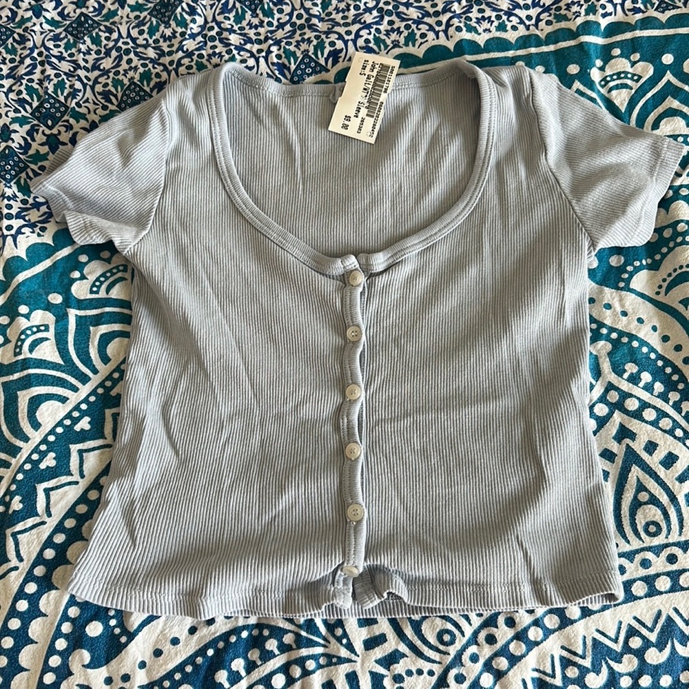 LIGHT BLUE CROP TOP BUTTON UP